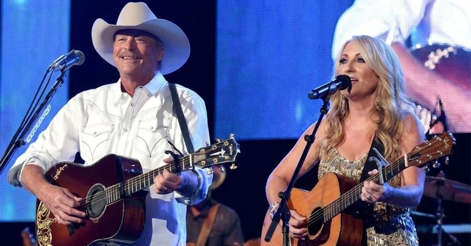 A Thank You to a Legend: Lee Ann Womack’s Moment in the Rain, Lee Ann Womack pays tribute to Alan Jackson's legacy in a rainy setting.