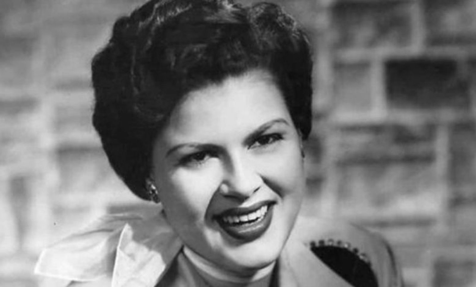 Patsy Cline’s ‘Walkin’ After Midnight’ Opens New Doors for Country-Pop Crossover in 1957