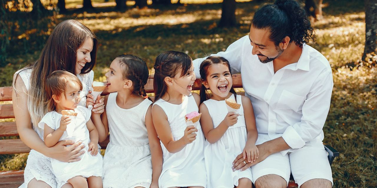 A happy couple with their children | Source: Magnific