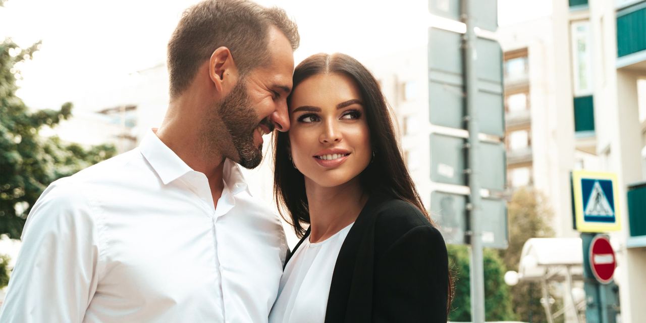 A smiling couple | Source: Magnific