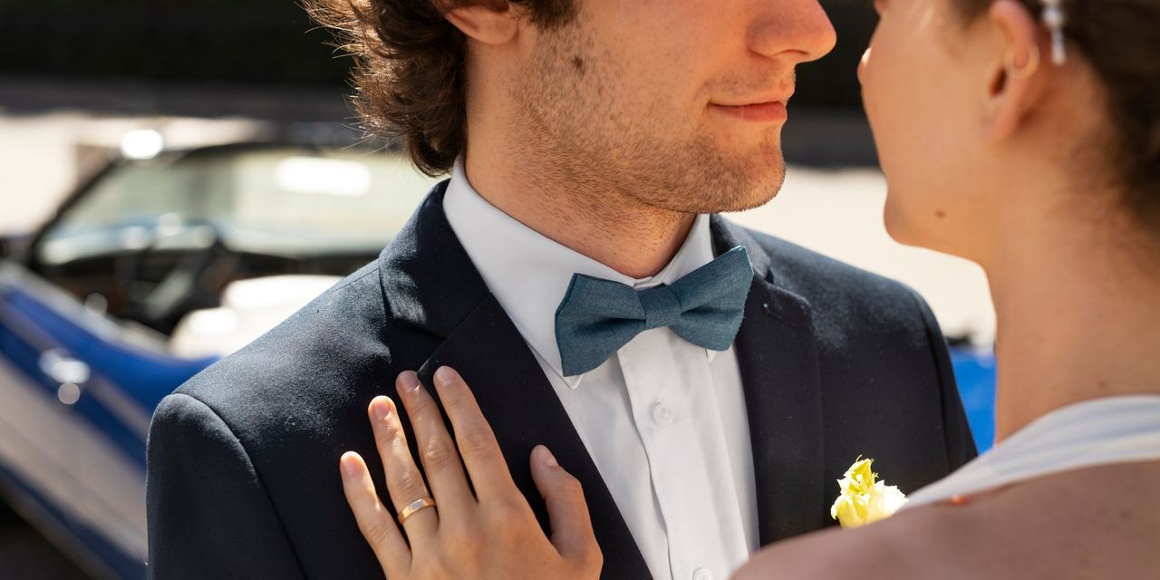 A close-up of a couple embracing | Source: Magnific