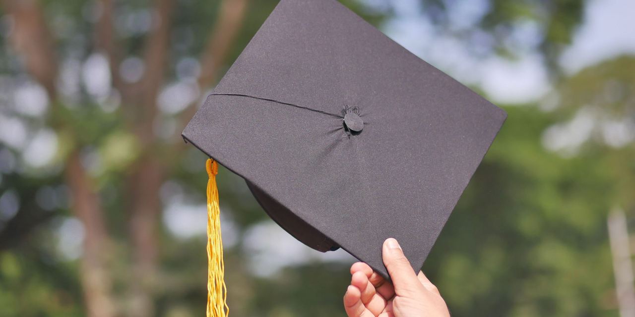 A person holding a graduation cap | Source: Pexels