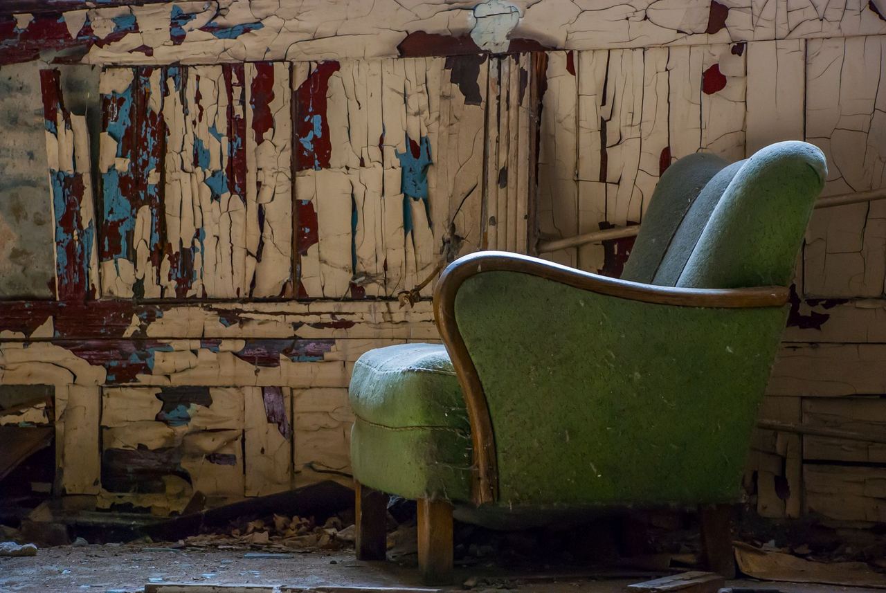 An old armchair | Source: Pexels