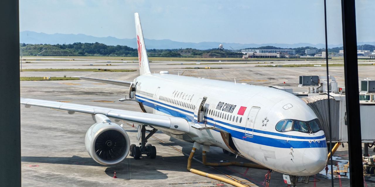 An image of an airplane parked on the tarmac | Source: Pexels