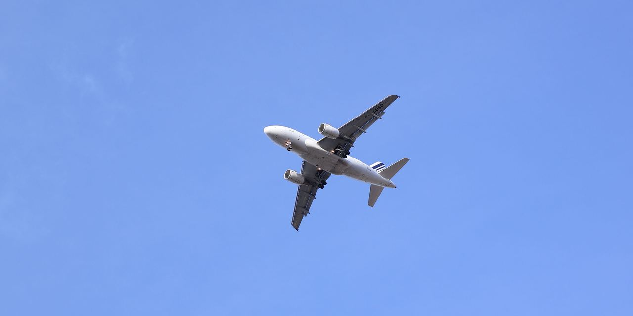 A plane in midflight | Source: Pexels