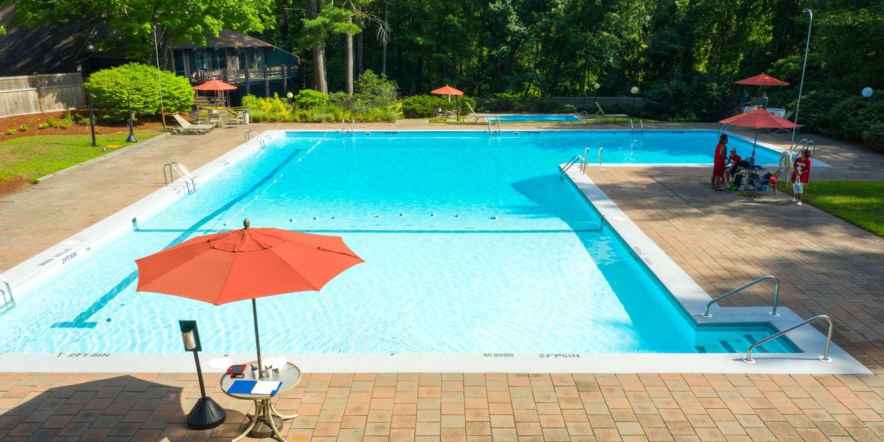 An outdoor pool area | Source: Pexels