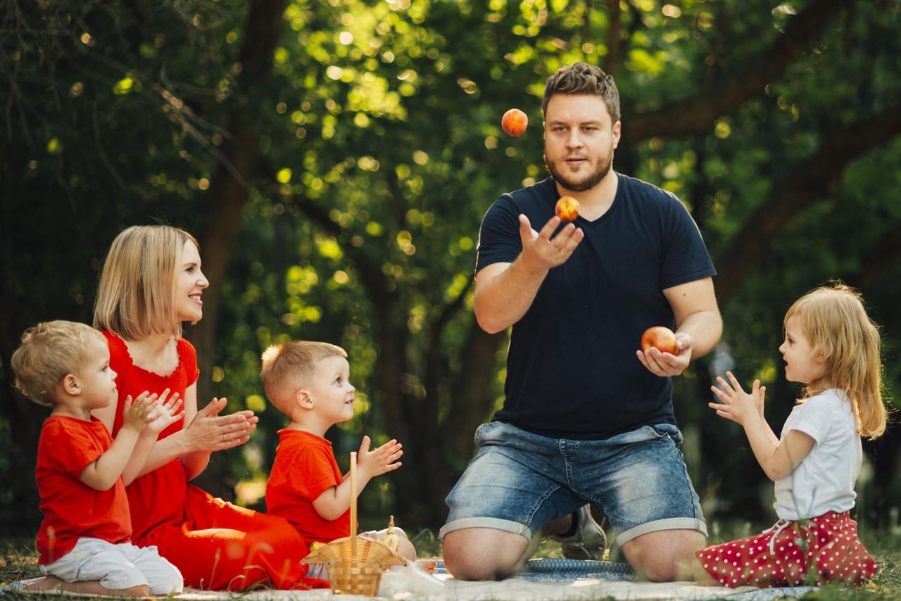 A dad juggling oranges for his family | Source: Magnific