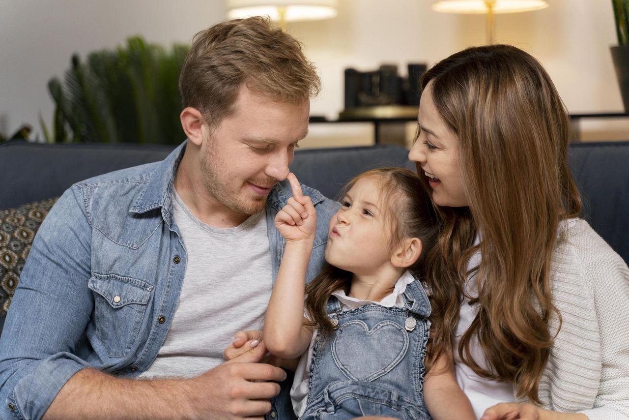 A happy family | Source: Freepik