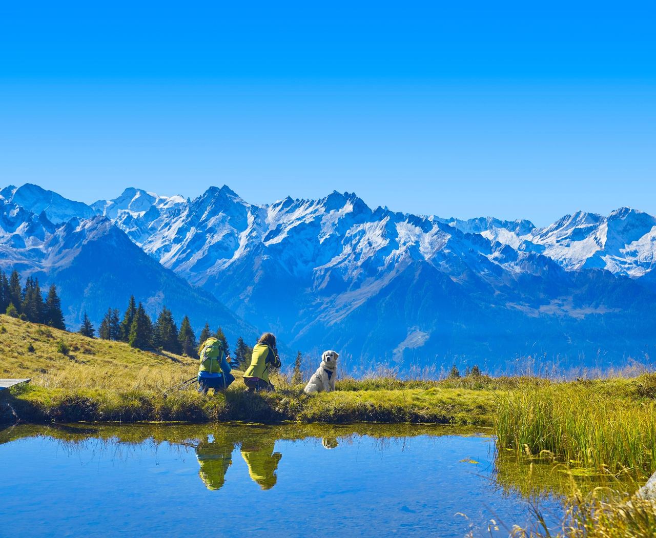 A couple on a hike | Source: Shutterstock