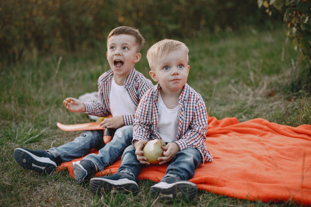 Two young boys | Source: Magnific