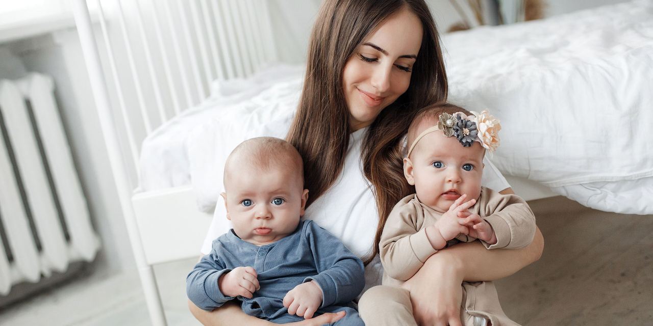A mother with her kids | Source: Magnific