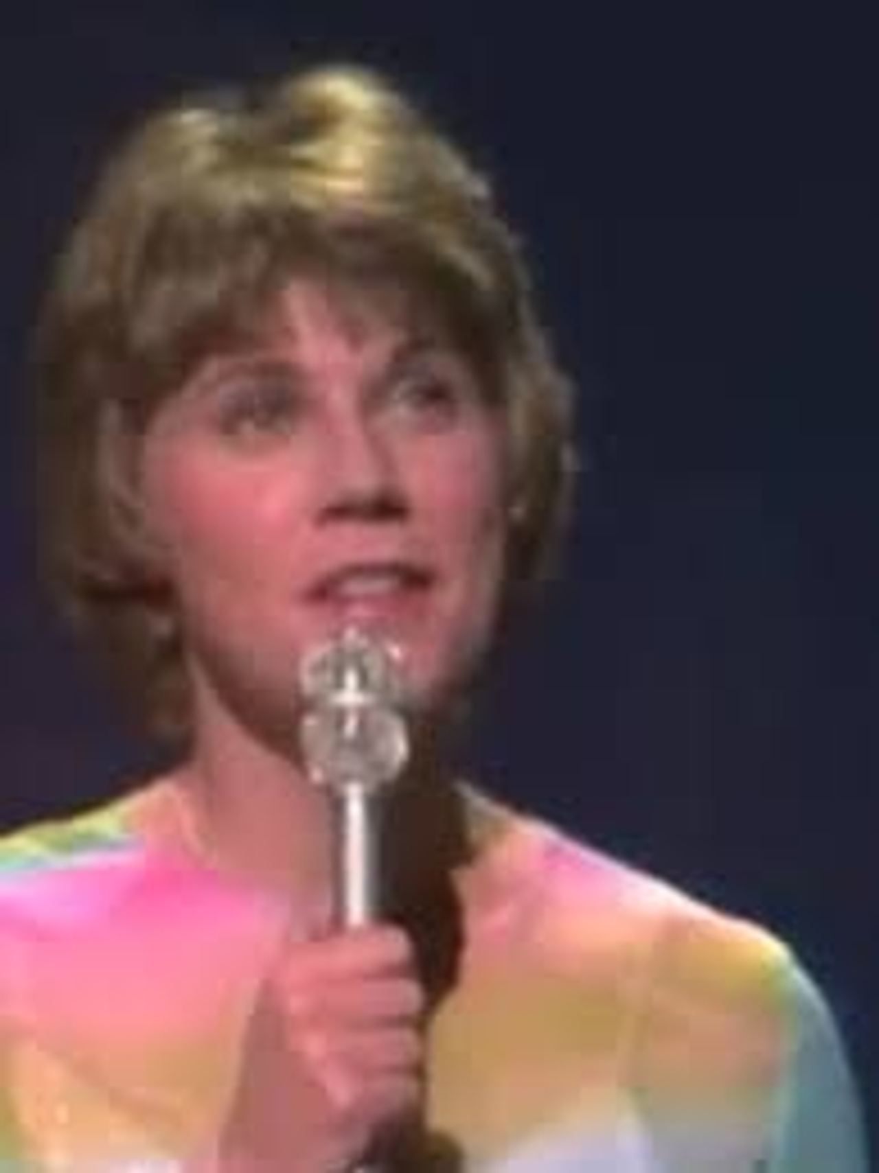 Anne Murray’s “Snowbird” Soars Across Borders, Redefining Pop-Country Crossover in 1970