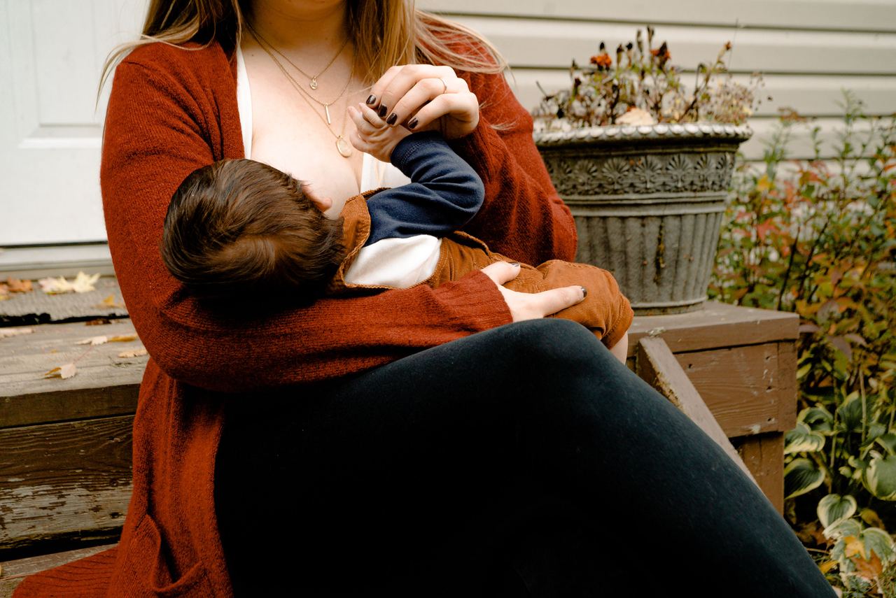 Intimate moment of a mother breastfeeding her child | Source: Pexels