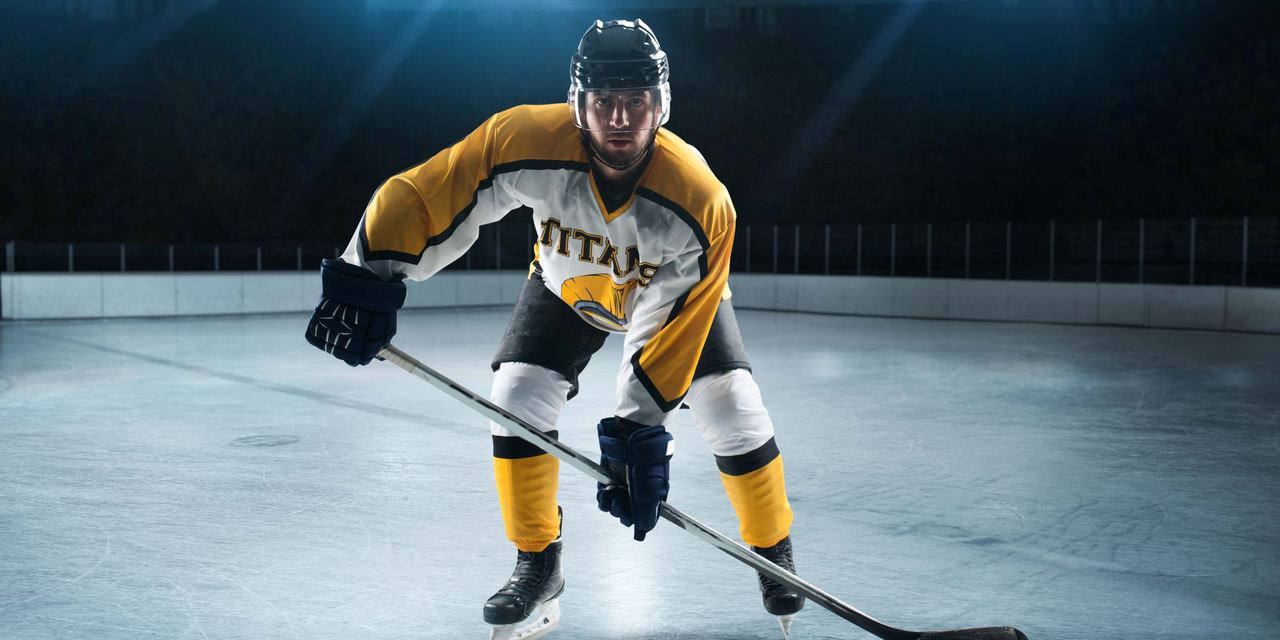 A hockey player posing in full gear | Source: Magnific