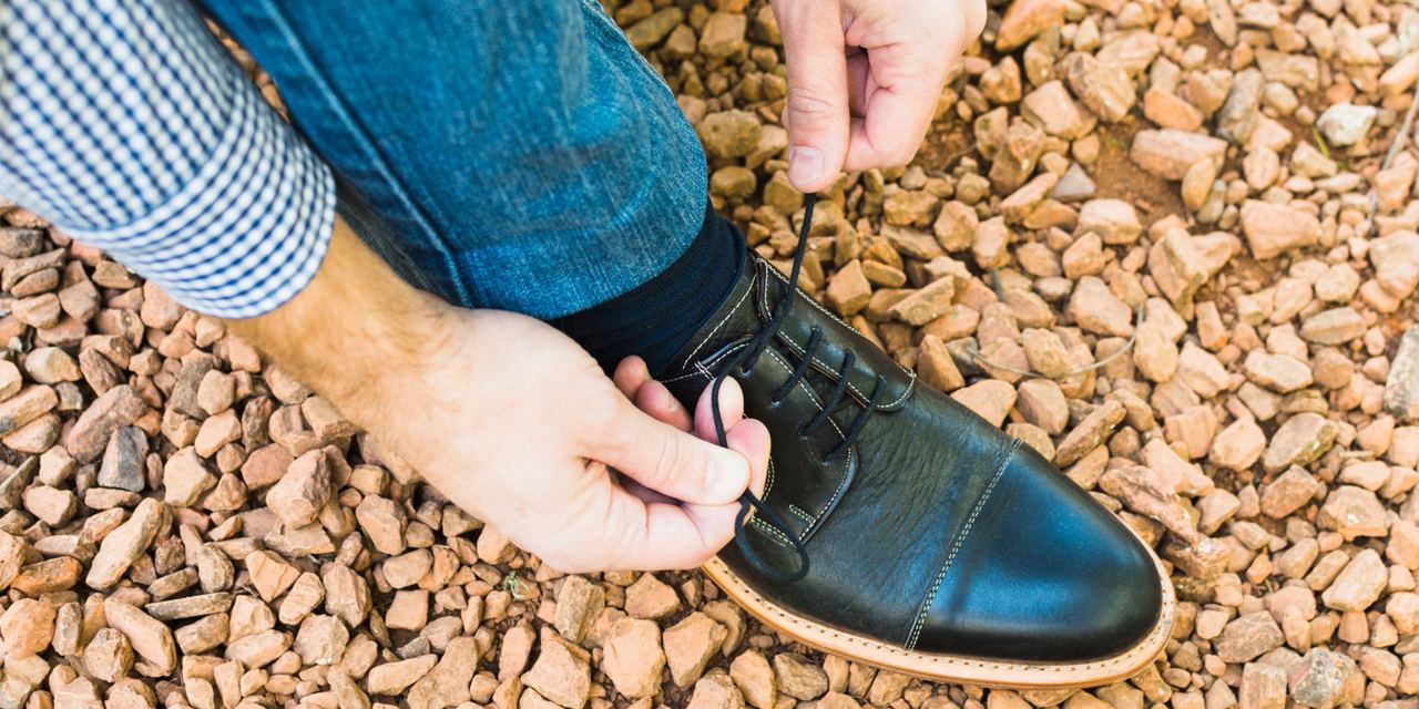 A man tying his shoes | Source: Magnific