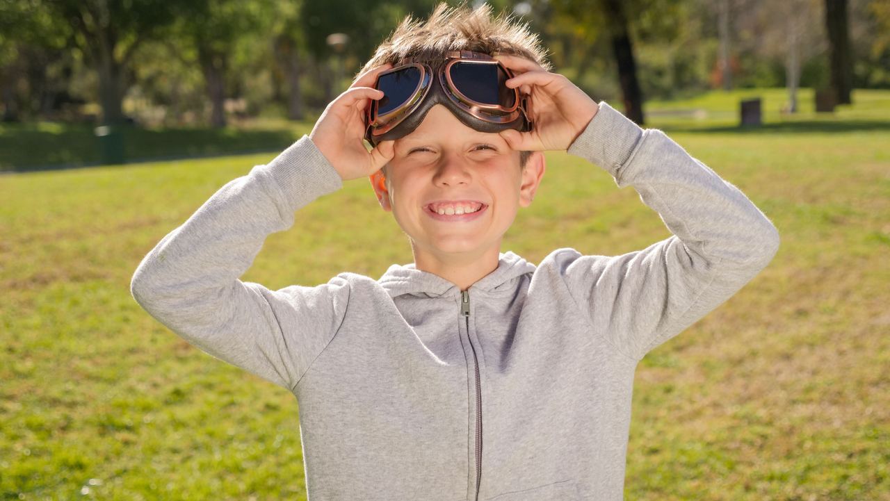 A smiling boy in a gray sweater | Source: Pexels