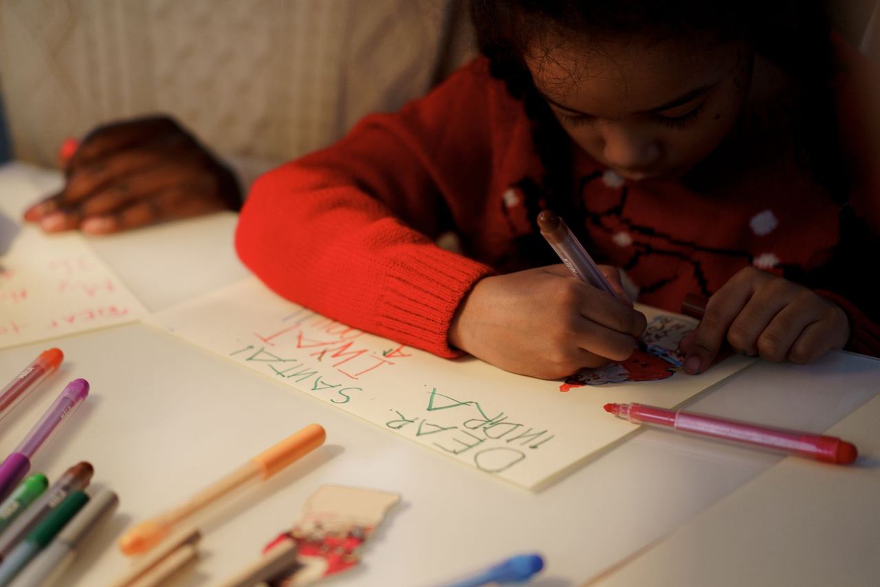 A girl doing her homework | Source: Pexels
