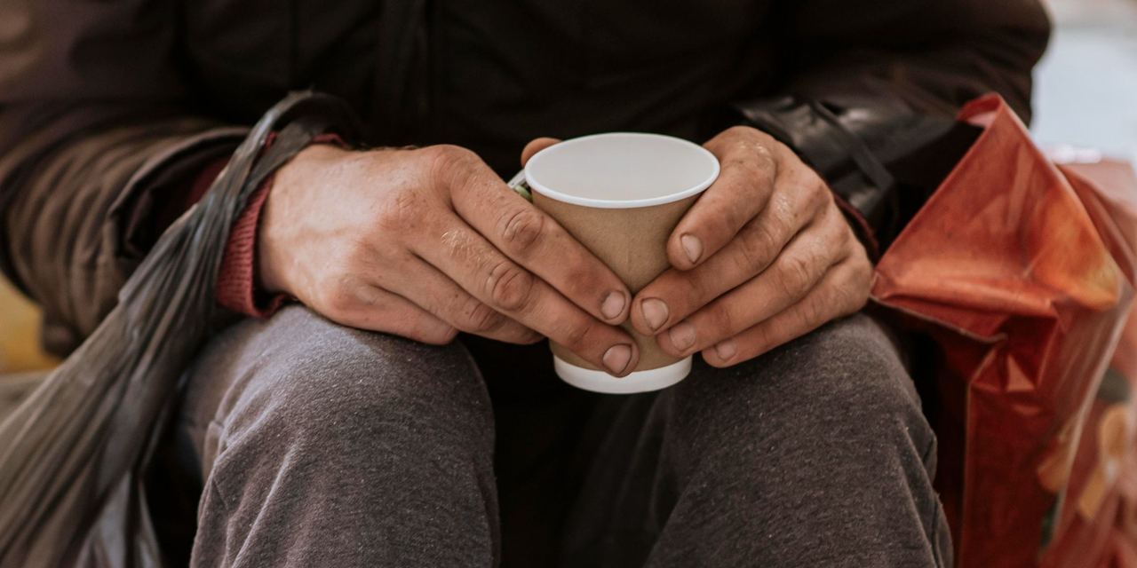 A person holding a coffee cup | Source: Magnific