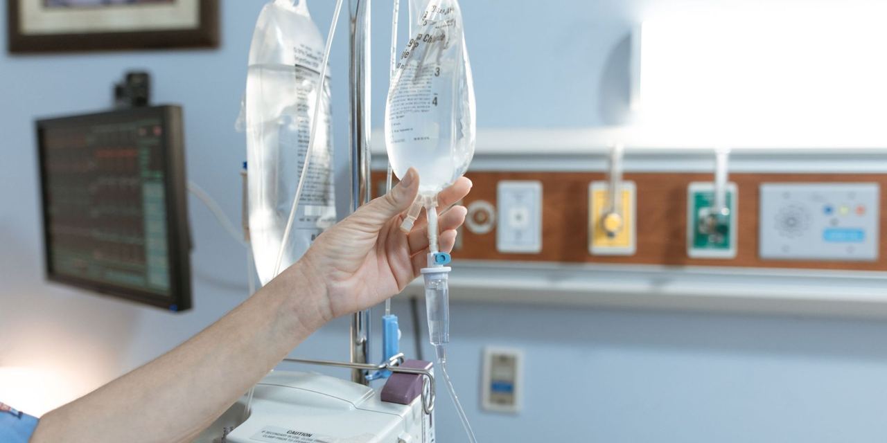 A nurse checking a drip | Source: Pexels