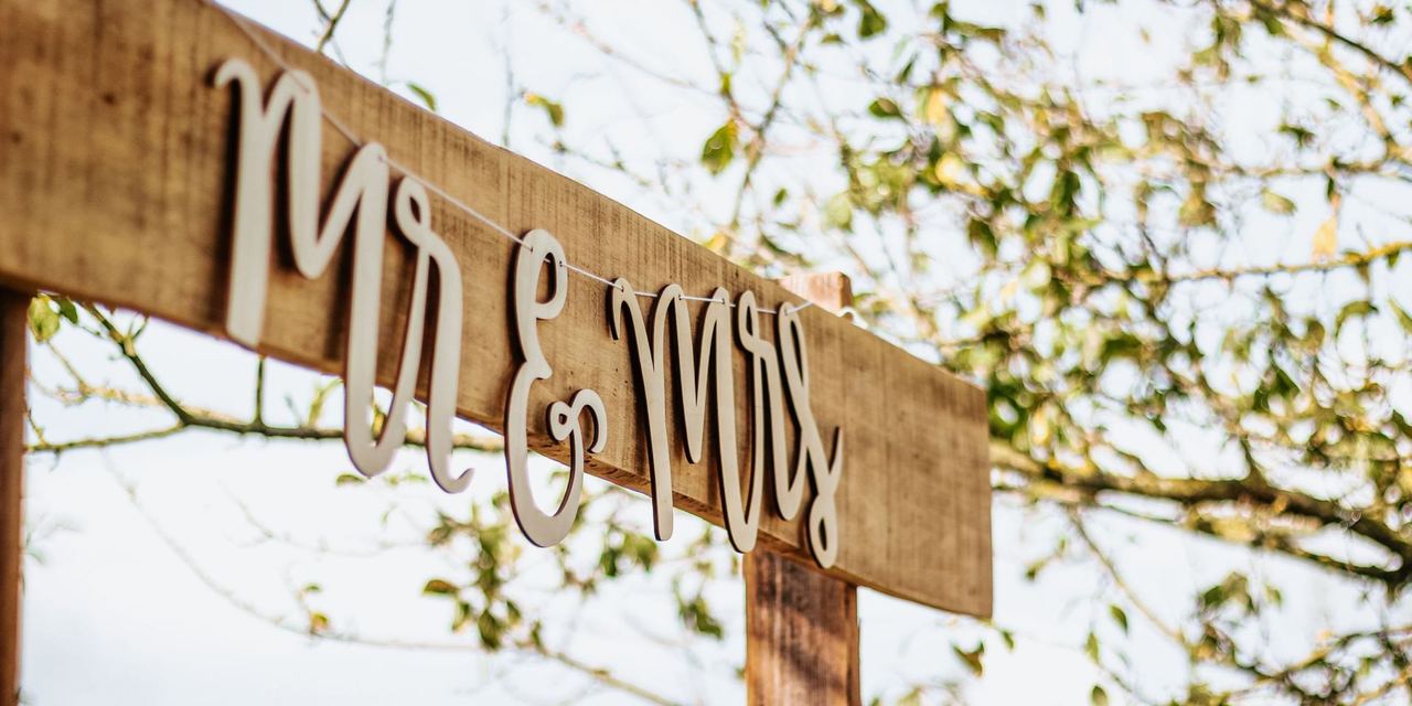 "Mr & Mrs" wooden wedding sign | Source: Pexels