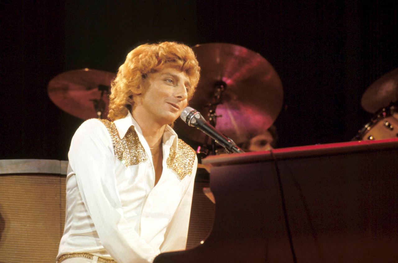Manilow's early commercial work taught him how quickly a song had to connect. He later said writing jingles helped him understand how to build the hooks that became central to his pop career. | Source: Getty Images