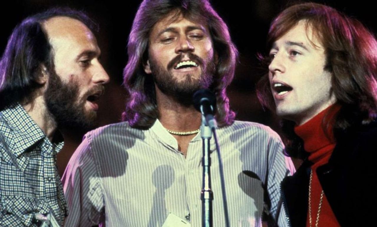 Bee Gees’ ‘For Whom the Bell Tolls’ Marks a Triumphant Reinvention in 1993, Bridging Generations with Emotion and Elegan