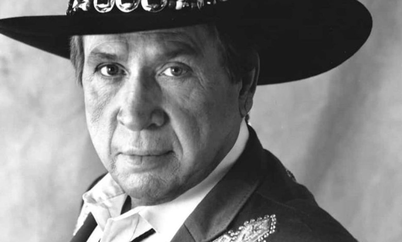 Buck Owens’ Spirited Performance in “Act Naturally”