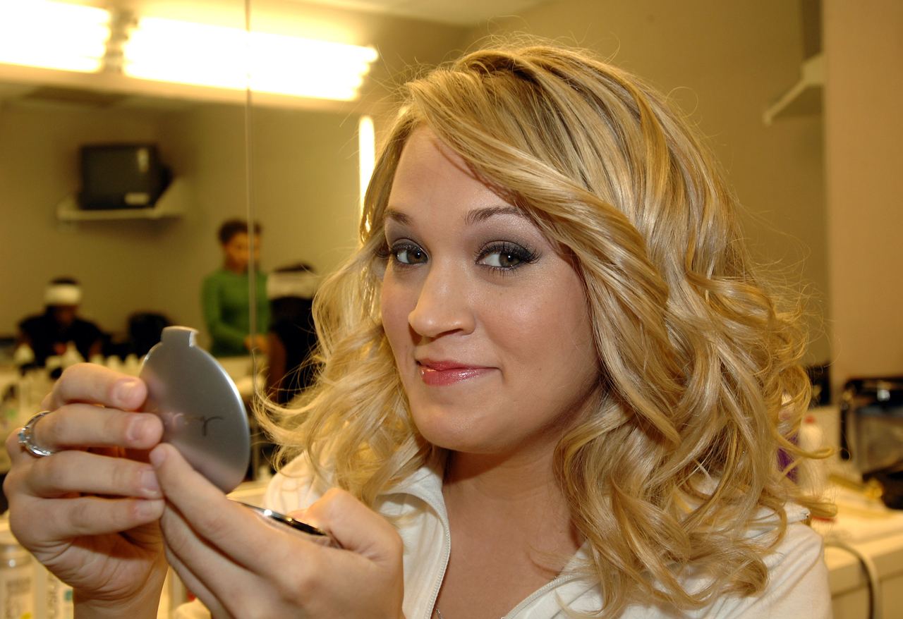 As Underwood advanced through "American Idol," her television styling became more polished with curled blonde hair and stage-ready makeup. Photos from this period are often compared with more recent appearances. | Source: Getty Images