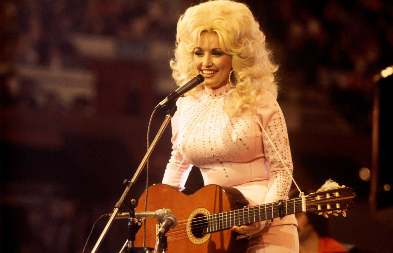 Dolly Parton performs onstage in 1976, during the early years of the remarkable career that would go on to span nearly six decades. | Source: Getty Images