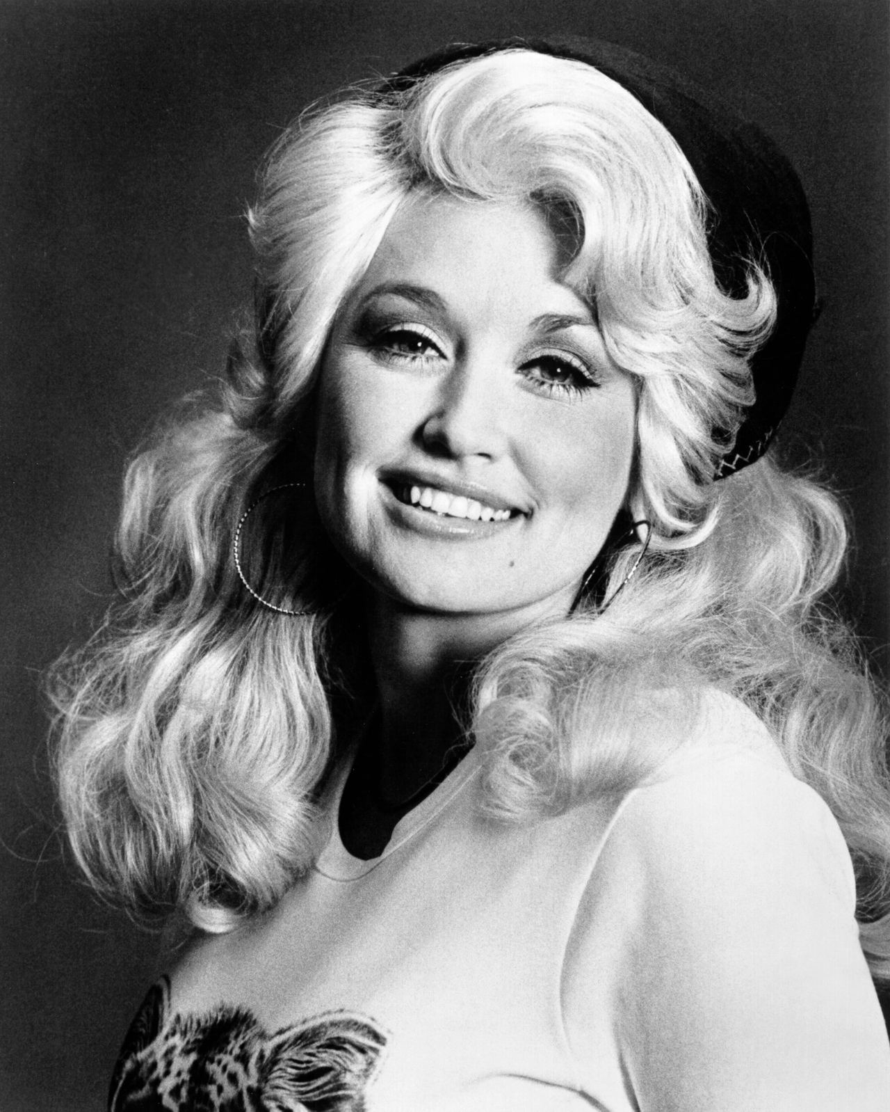 Dolly Parton in 1970, early in the career that would eventually make her a global country music icon. Long before her fame reached its extraordinary heights, she was already part of a large Tennessee family — a bond that would remain central to her relationships with her younger siblings and their children. | Source: Getty Images