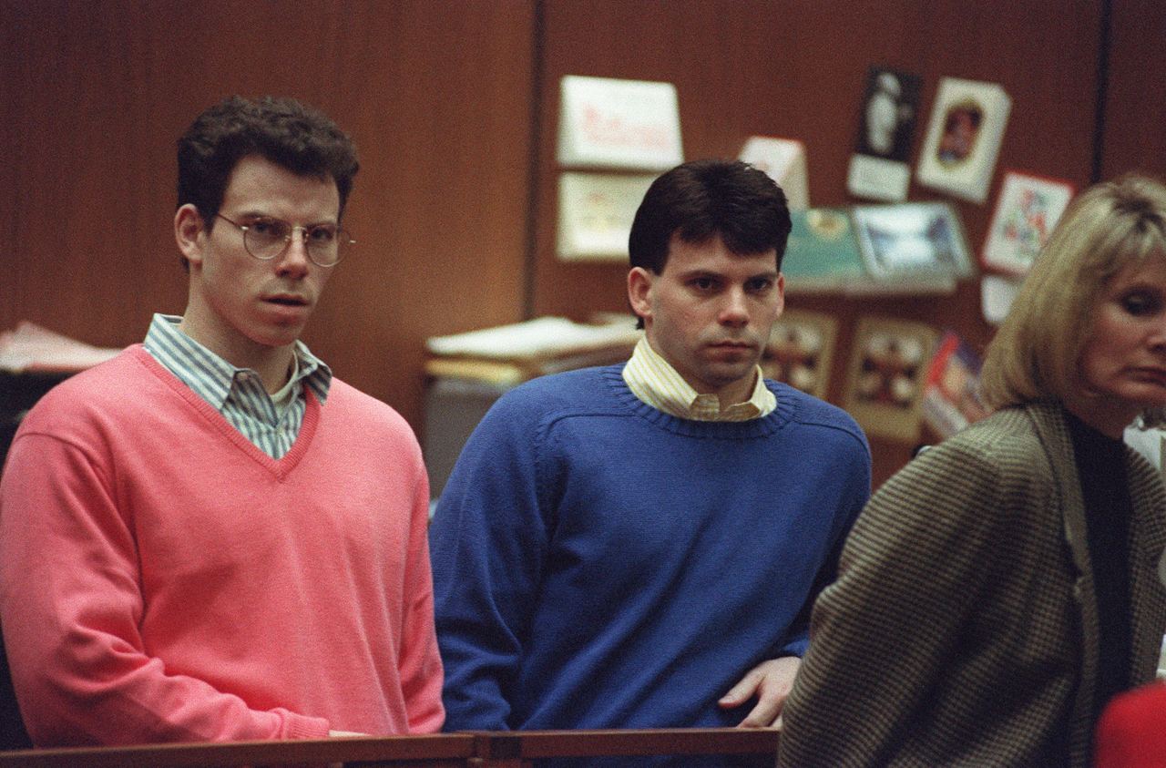 Erik Menendez (L) and his brother Lyle (R) listen during a pre-trial hearing, on December 29, 1992 in Los Angeles, California | Source: Getty Images