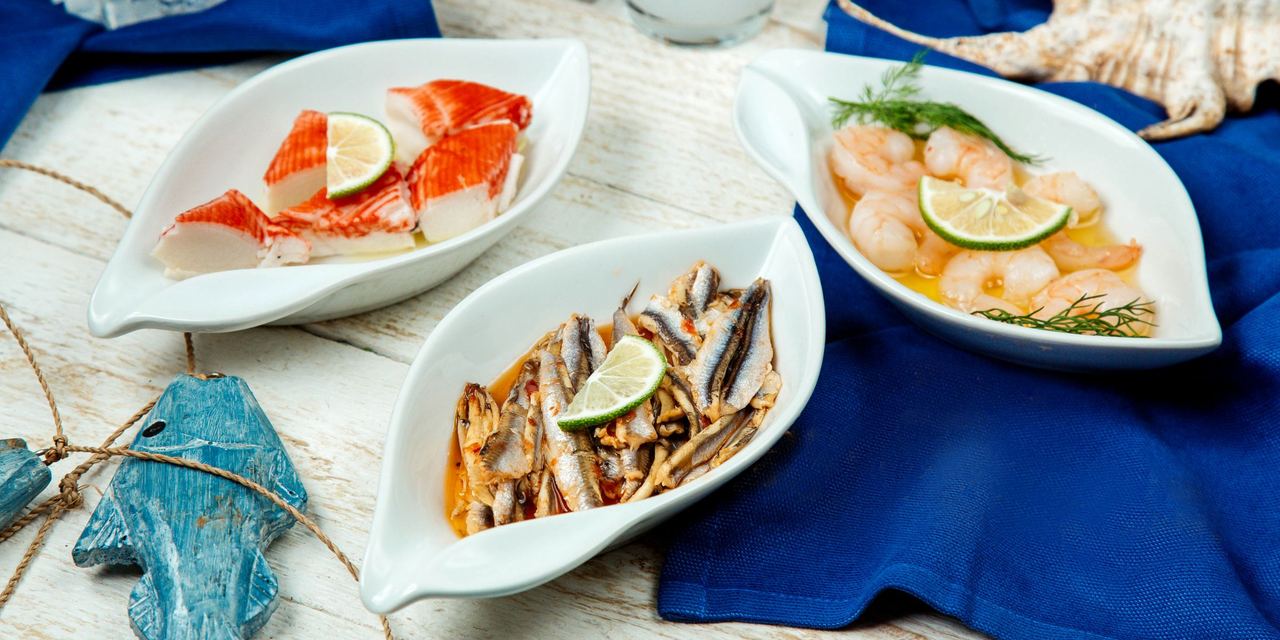 Seafood plates on a table | Source: Freepik