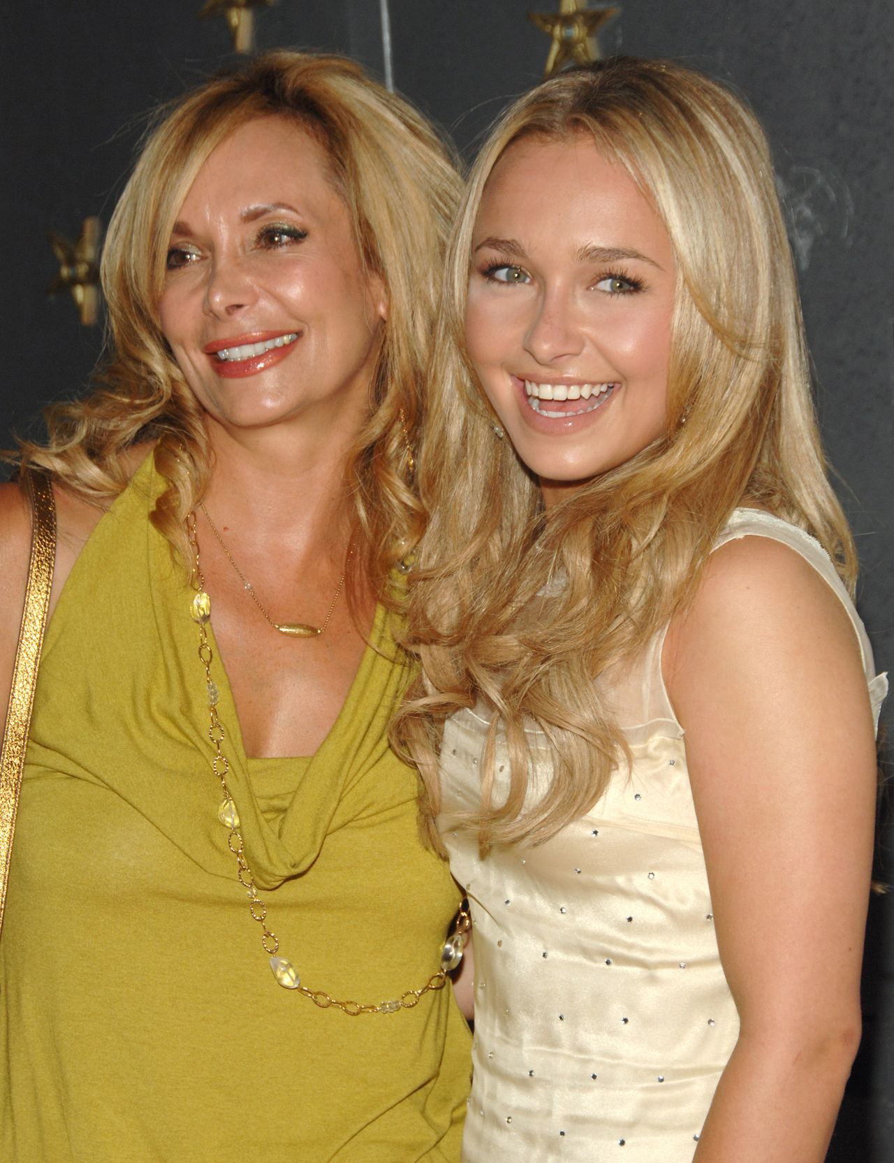 Lesley Panettiere pointed to Hayden Panettiere's on-and-off boyfriend with a stern warning. At this event, she posed with her daughter during Animal Fair's 8th Annual "Paws for Style" at Arena on June 11, 2007, in New York City, New York. | Source: Getty Images