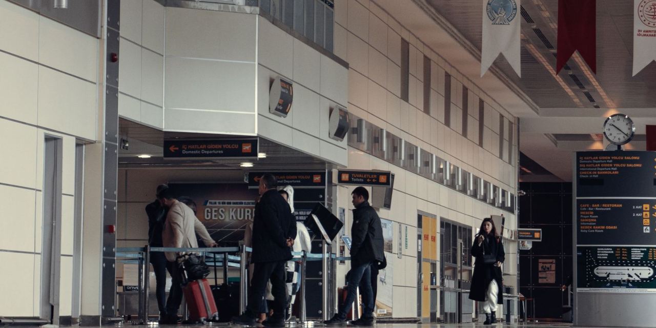 People at an airport | Source: Pexels