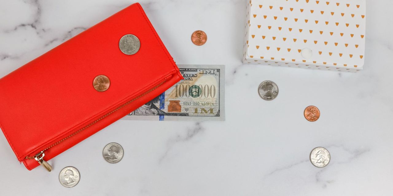 A purse surrounded by money | Source: Pexels