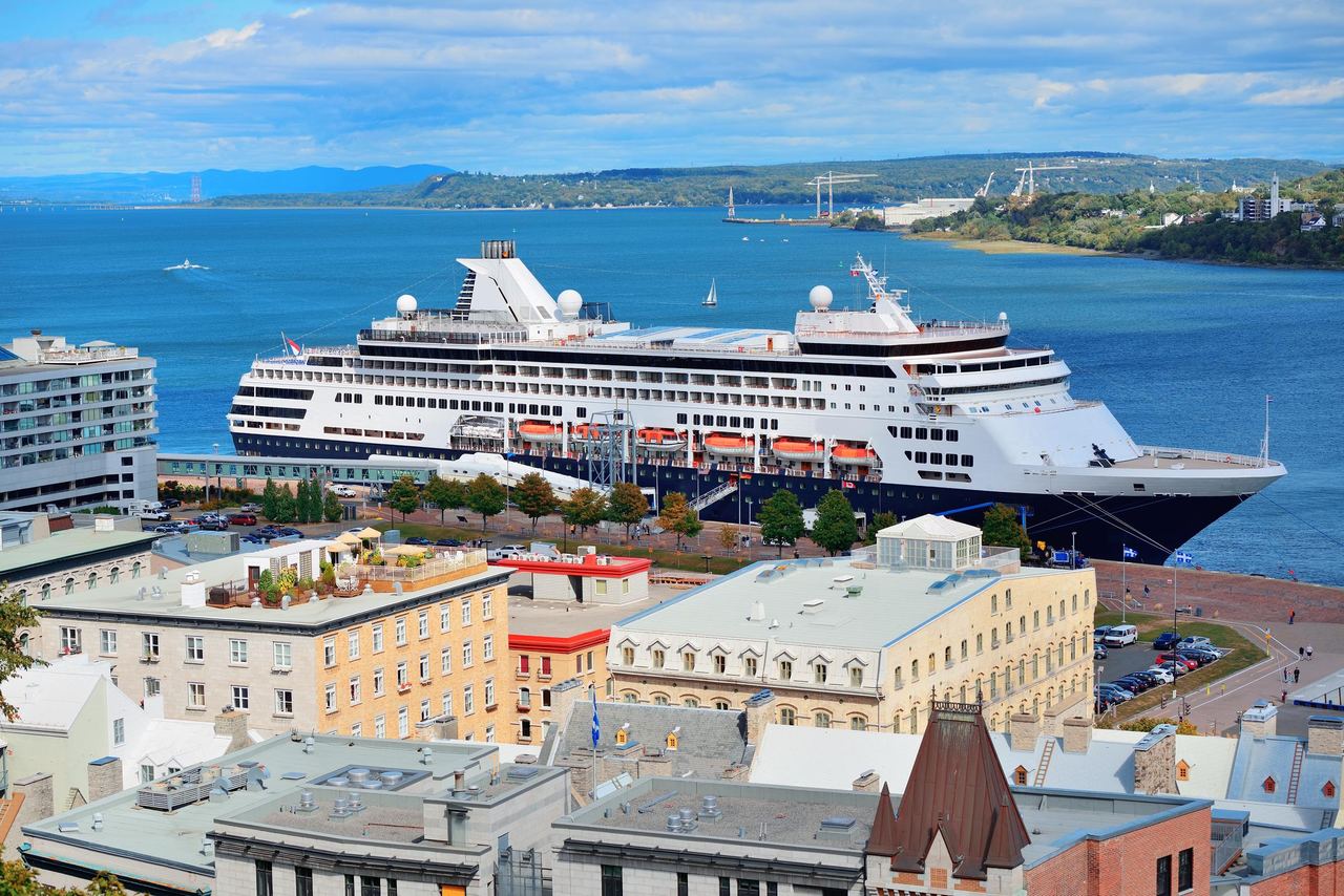 Cruise ship in river | Source: Magnific