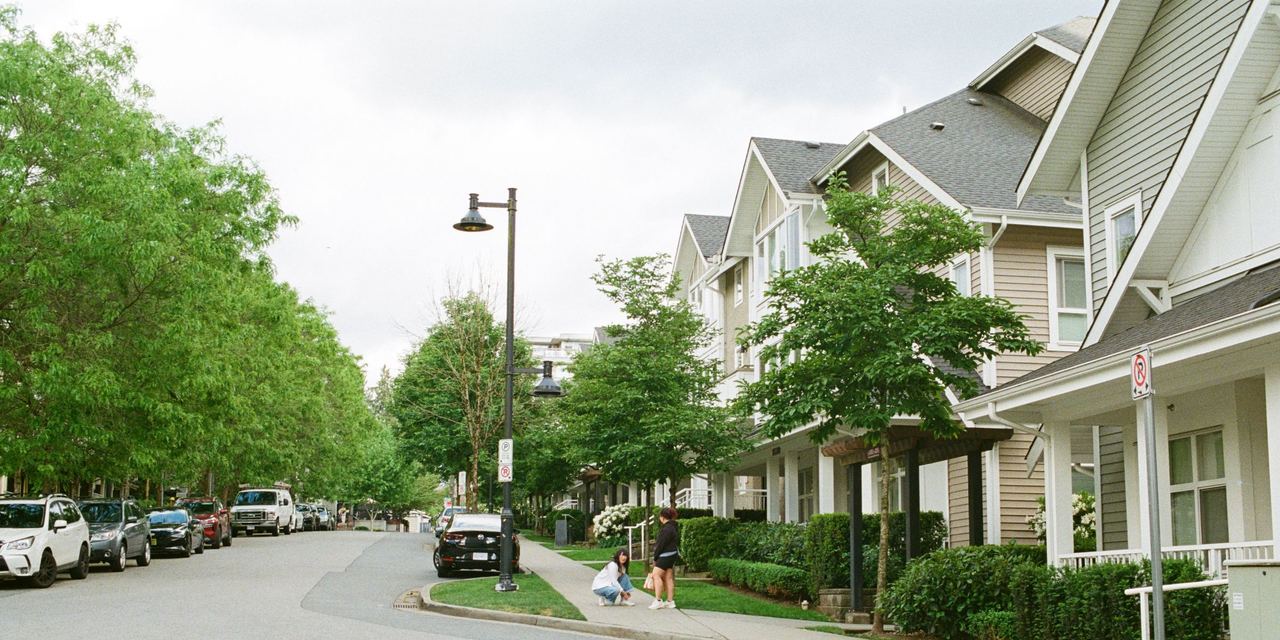 A nice, quiet suburban neighborhood | Source: Pexels