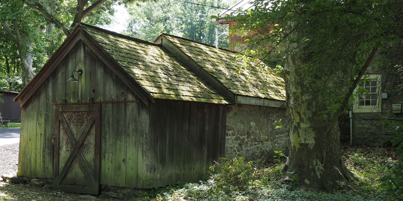 The exterior of an old shed | Source: Pexels