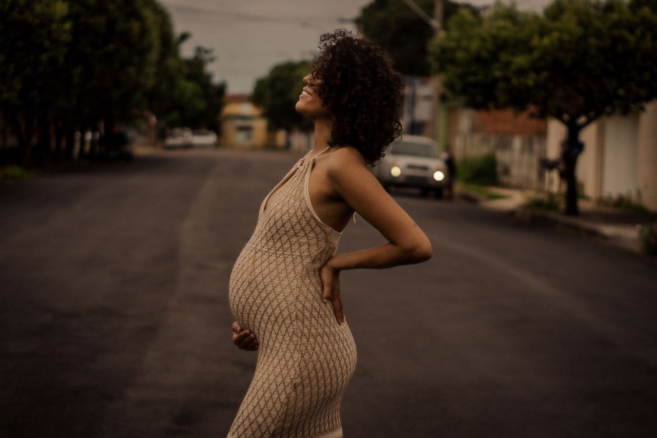 A pregnant woman in a street | Source: Pexels
