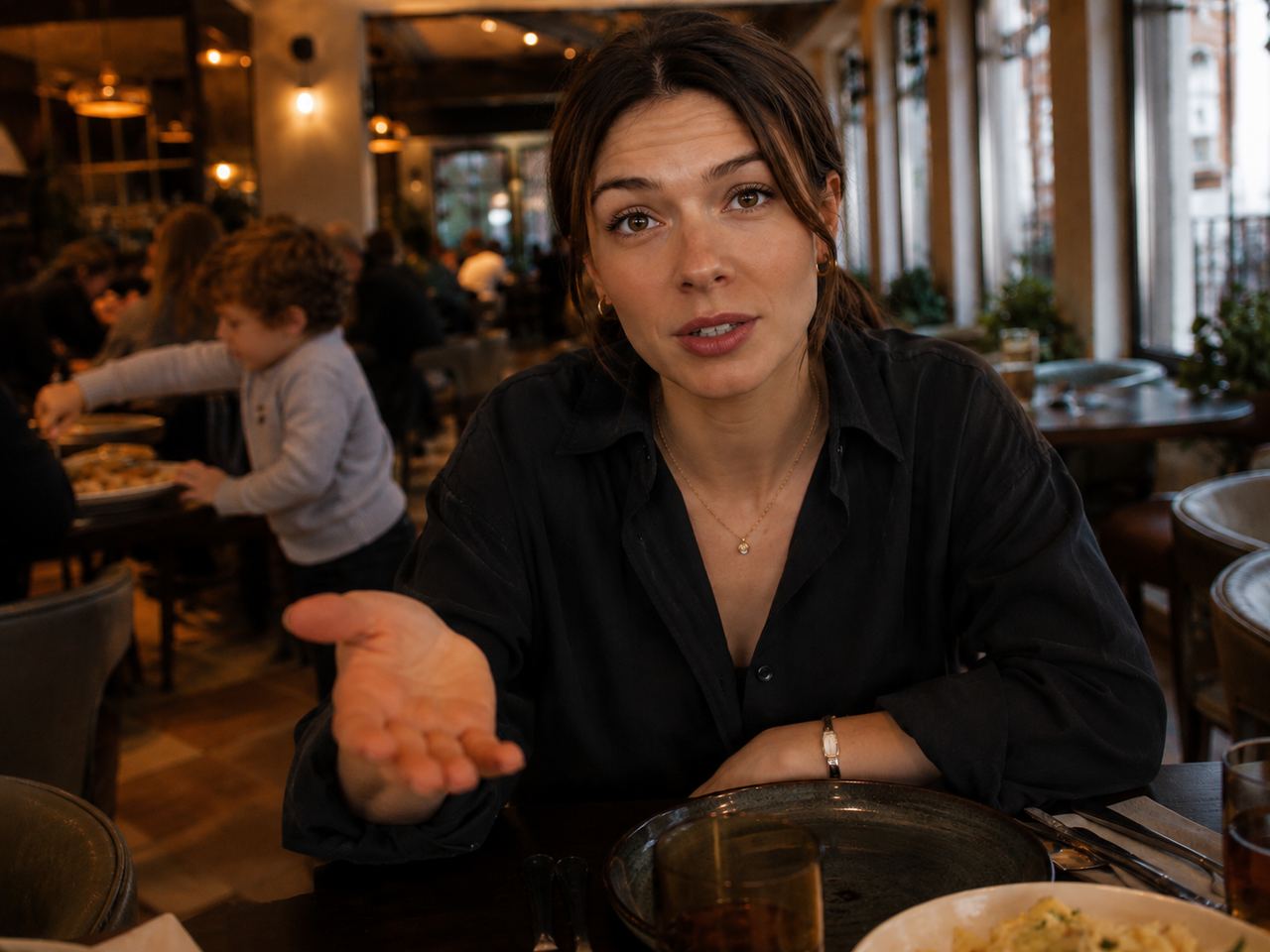 A woman sitting in a restaurant | Source: AmoMedia