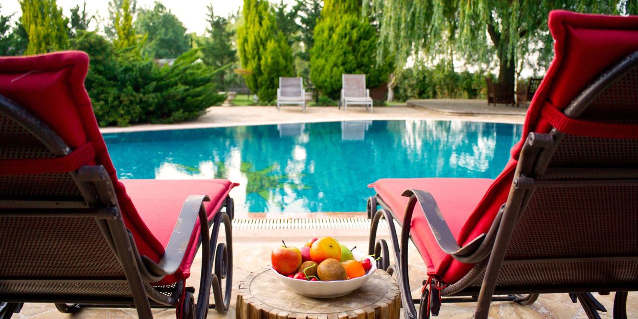 Lounge chairs at a swimming pool | Source: Magnific