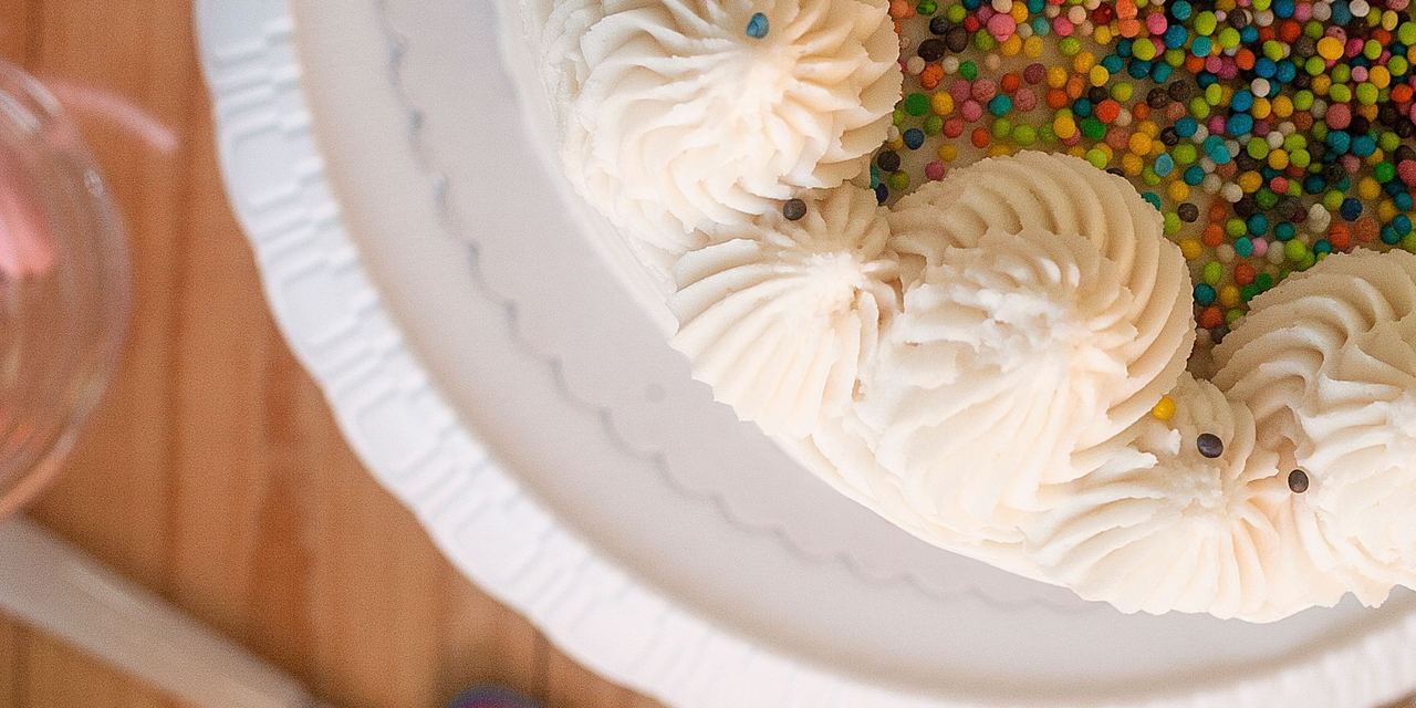 A colorful cake with sprinkles | Source: Pexels