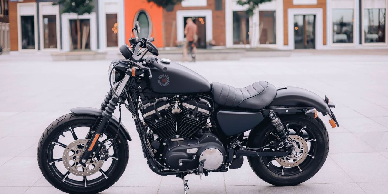 Black motorcycle parked outdoors | Source: Pexels