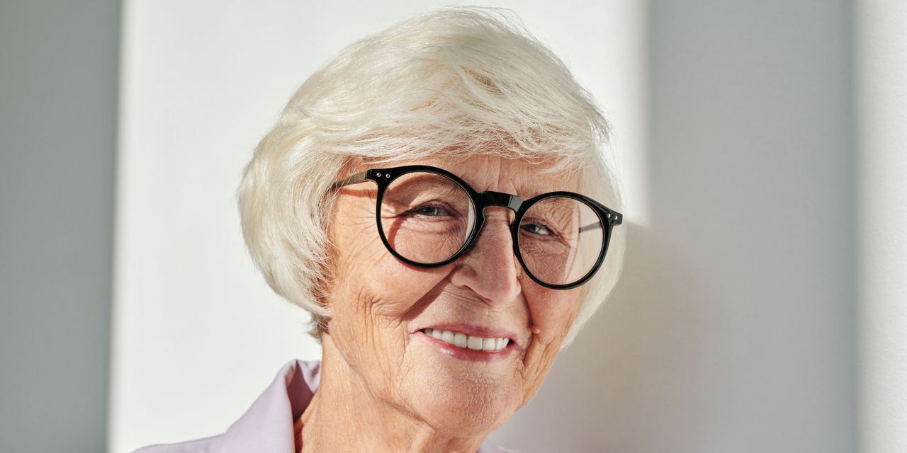 A close-up of an older woman smiling with gray hair | Source: Pexels