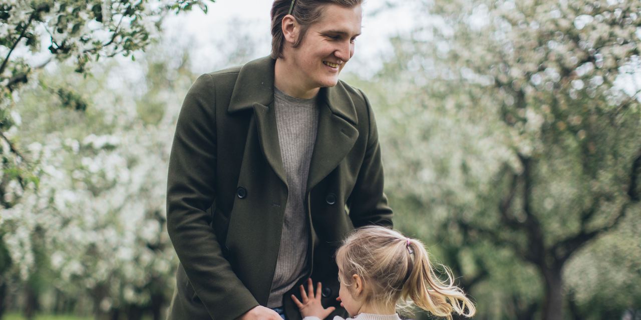 A man with his daughter | Source: Pexels