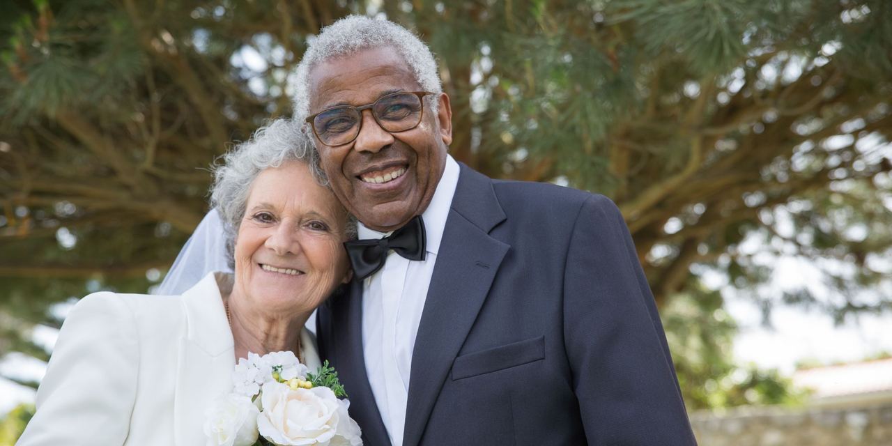 A happy newly-wed older couple | Source: Pexels