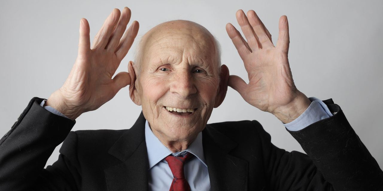 A happy older man wearing a suit | Source: Pexels