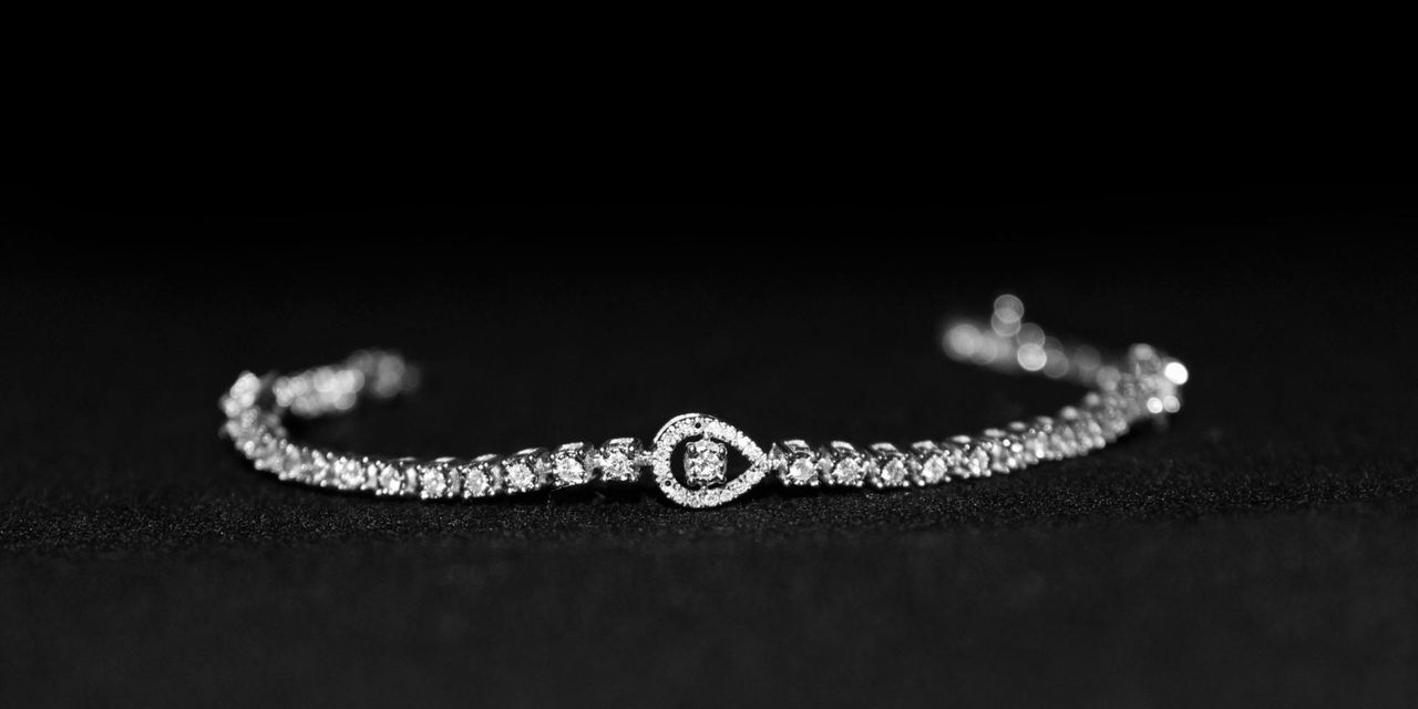 A diamond bracelet | Source: Pexels