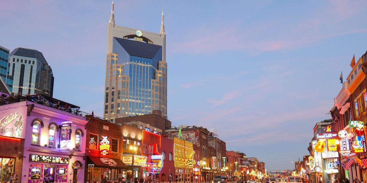 A street in Nashville, Tennessee, with bright neon signs and iconic architecture | Source: Pexels