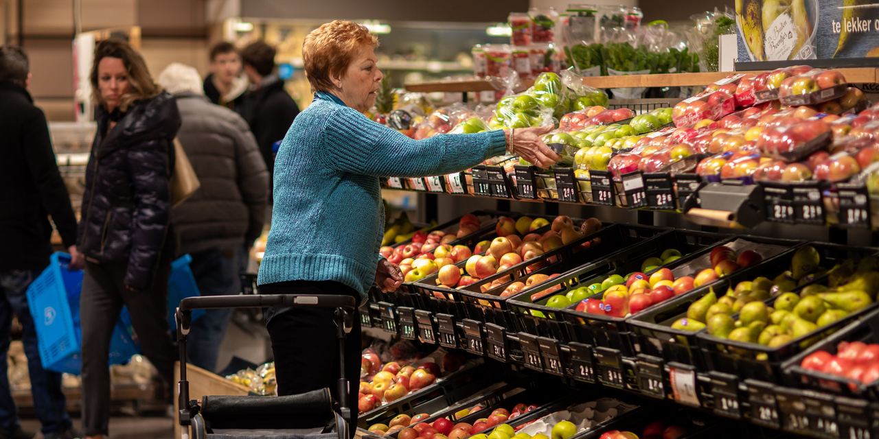 A woman shopping for groceries | Source: Pexels